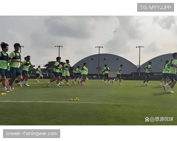 场边花絮:狂热队教练组使用实时数据平板指导球员调整压迫强度 场边花絮:狂热队教练组使用实时数据平板指导球员调整压迫强度