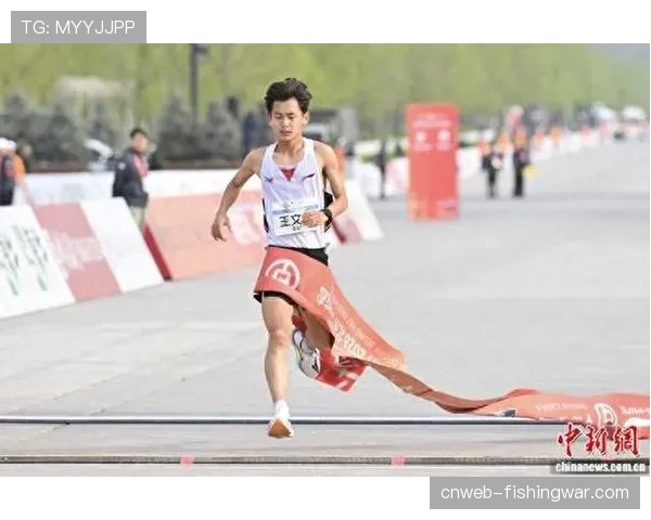 王文杰冲线瞬间北京半程马拉松新纪录诞生时刻 王文杰冲线瞬间北京半程马拉松新纪录诞生时刻